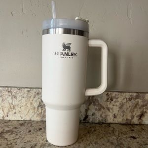 Almost new cream Stanley. A couple minor tiny scratches. No dents